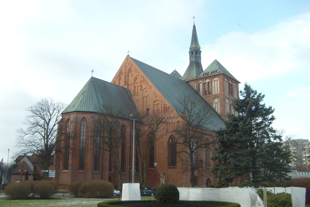 Bryła konkatedry w zimowym słońcu