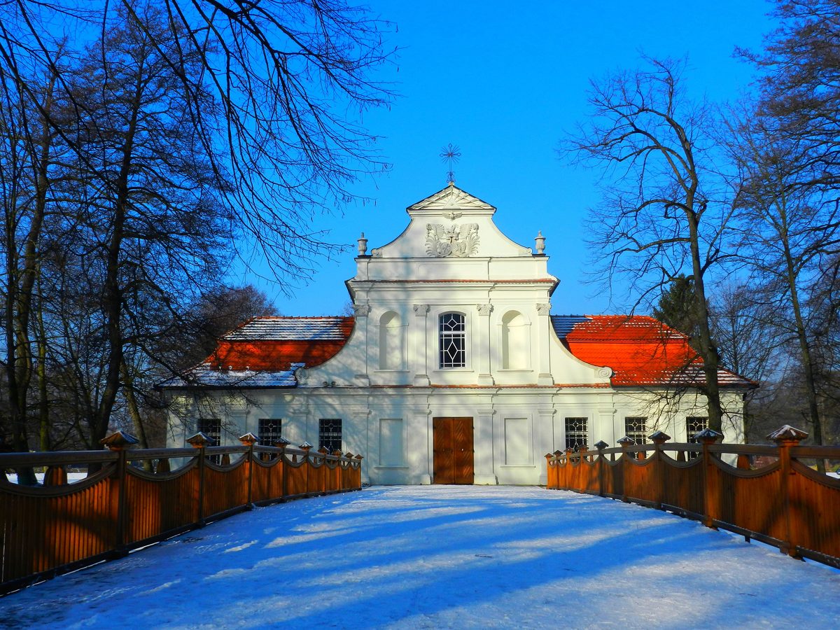 Kościół na Wodzie w Zwierzyńcu zimą