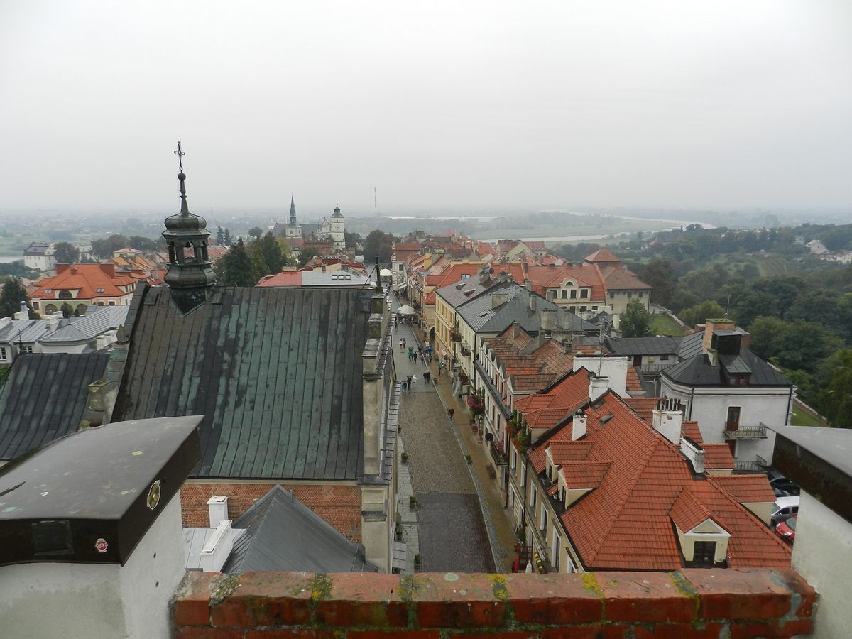 Widok z Bramy Opatowskiej na Sandomierz